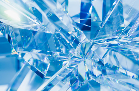 Makroaufnahme von blauen Kristallstrukturen